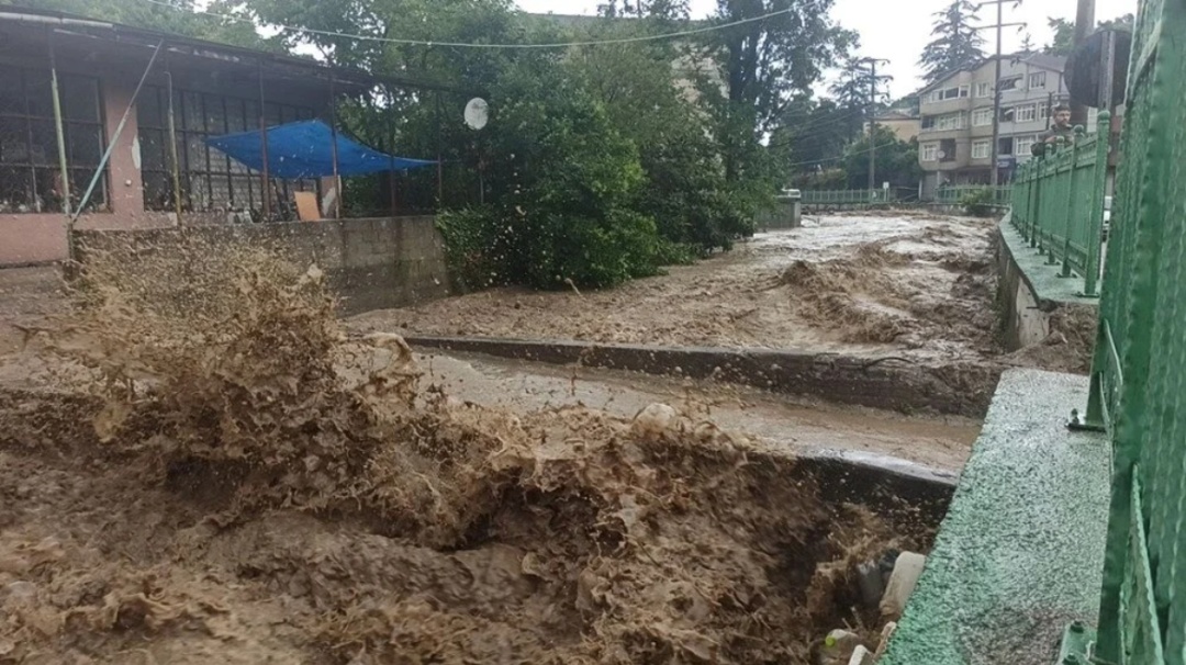 Підтоплені будинки, вулиці та обвал мостів: північ Туреччини тоне у зливах