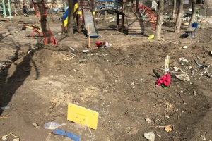 Загарбники вивезли з Маріуполя у Донецьк дитячий майданчик і гранітну плитку