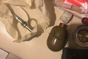 У Києві чоловік знайшов на смітнику бойову гранату та приніс додому