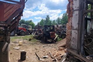 На Черниговщине в результате вражеского обстрела разрушено хранилище с зерном и повреждена сельхозтехника