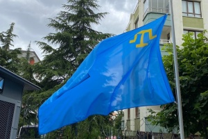 В Анкаре, Стамбуле и Анталии подняли крымскотатарские флаги