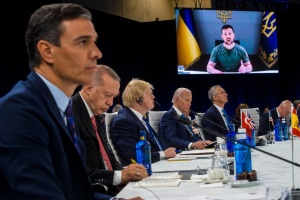 Ukraine braucht moderne Flugabwehrsysteme und Artillerie, um russische Überlegenheit zu brechen – Selenskyj bei Nato-Gipfel