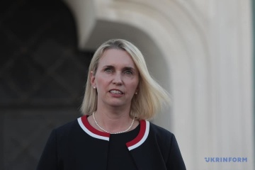 Embajadora Brink se reúne con diplomáticos y congresistas en Washington para abordar la guerra rusa contra Ucrania
