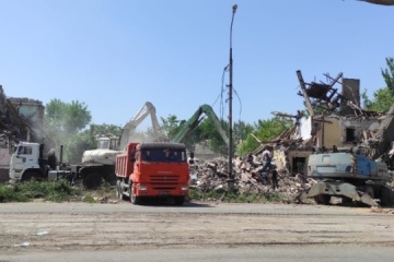 Töten für Fernsehen in Mariupol: Sechs Leichen unter den Trümmern eines Hauses, das von russischem Panzer zerstört wurde