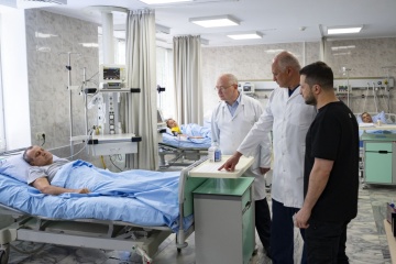  Zelensky visits wounded soldiers at Kyiv clinic
