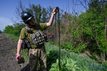FOTOKRONIKA WOJNY – rosyjska podbita broń - artefakty wojenne we wsi w obwodzie donieckim