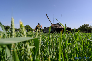 FOTOKRONIKA WOJNY – rosyjska podbita broń - artefakty wojenne we wsi w obwodzie donieckim

