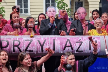 Krew i taniec na kościach - „prawdziwą twarz Orbana” pokazano pod Ambasadą Węgier w Warszawie