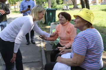 U.S. Ambassador Brink meets with local residents in Irpin