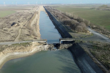 El enemigo establece puestos de control fortificados cerca de los puentes que cruzan el canal de Crimea del Norte
