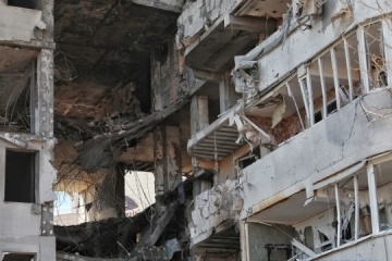 Mariupol residents share video of destroyed apartment block where people continue to live