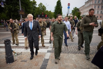 Selenskyj und Johnson spazieren durch Kyjiw und besichtigen zerstörte russische Waffen