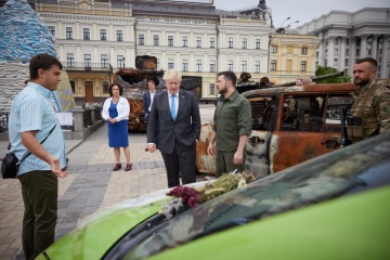 Zelensky, Johnson walk around Kyiv, attend exhibition of destroyed Russian military equipment