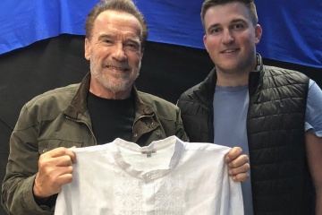 Schwarzenegger gets “vyshyvanka” as gift from Ukrainian actor