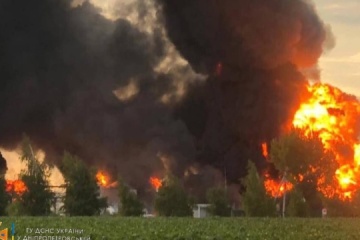 Feuer im Öldepot in Nowomoskowsk zweiter Tag nicht gelöscht 