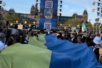 30-meter long Ukrainian flag unfolded at concert in Amsterdam