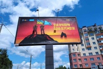 ウクライナ各地でクリミア・タタール民族旗の日に向けた看板広告登場