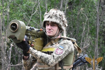 Ukrainische Fallschirmjäger schießen in östlicher Richtung feindlichen „Alligator“ ab