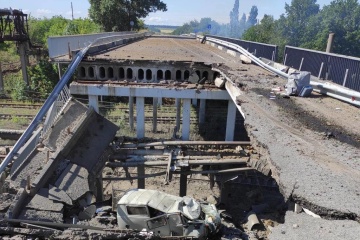 Russische Hubschrauber zerstören Brücke zu Lysytschansk