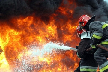 Se incendia un edificio residencial tras un ataque con misiles en Kyiv