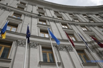 Izada la bandera de los tártaros de Crimea frente al edificio del Ministerio de Asuntos Exteriores de Ucrania