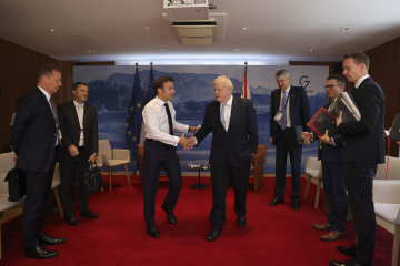 There is opportunity to turn tide in war in Ukraine, Johnson and Macron believe 
