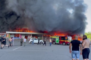 Hay víctimas tras el ataque ruso contra el centro comercial en Kremenchuk