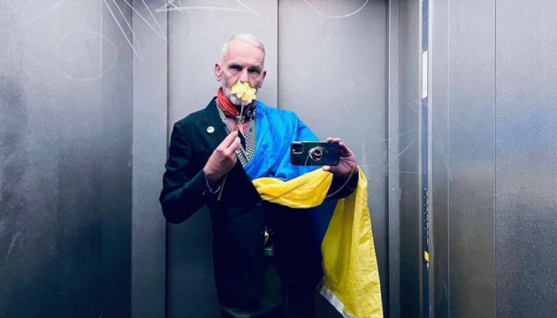 Un styliste allemand exprime son soutien à l’Ukraine en postant les photos de ses looks aux couleurs bleues et jaunes