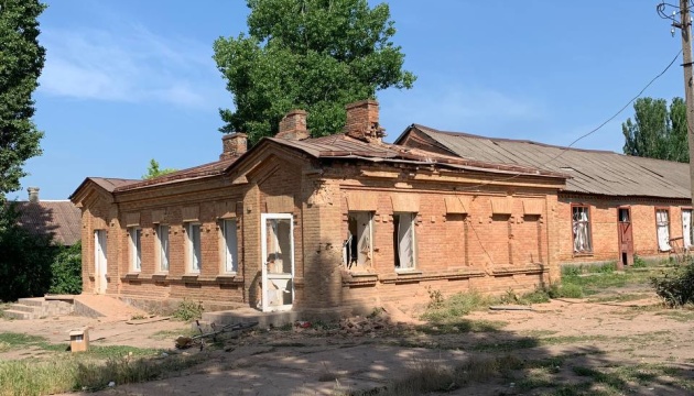 На Запоріжжі загарбники зруйнували 100-річну школу в Комишувасі