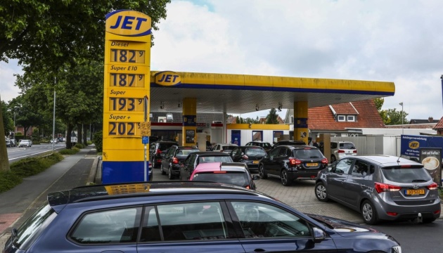Нідерландці штурмують заправки у Німеччині через зниження ціни на пальне 