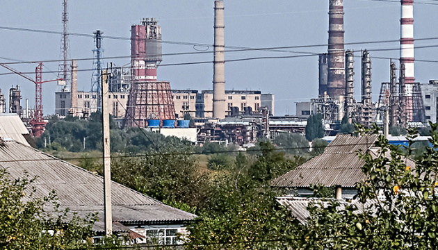 У бомбосховищах заводу «Азот» у Сєвєродонецьку переховуються близько 800 людей – Гайдай