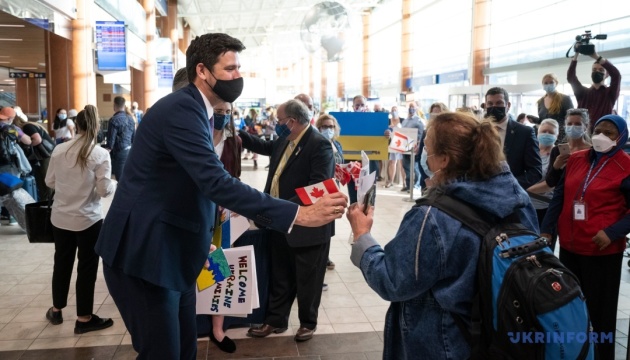 В Канаду прибыл третий рейс с украинскими беженцами