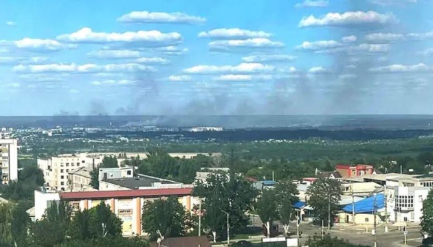 Обстріл Лисичанська: снарядом убило жінку, пошкоджена пожежна частина