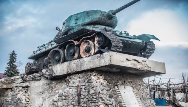 У Тростянці із привокзальної площі демонтують радянський танк