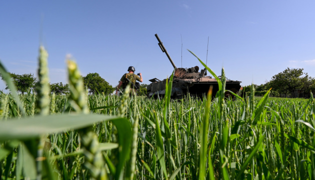 FOTOKRONIKA WOJNY – rosyjska podbita broń - artefakty wojenne we wsi w obwodzie donieckim

