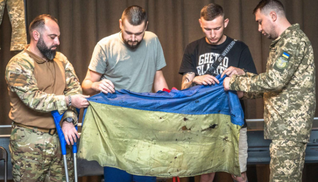 Флаг Украины, который развевался над Азовсталью, передали в музей
