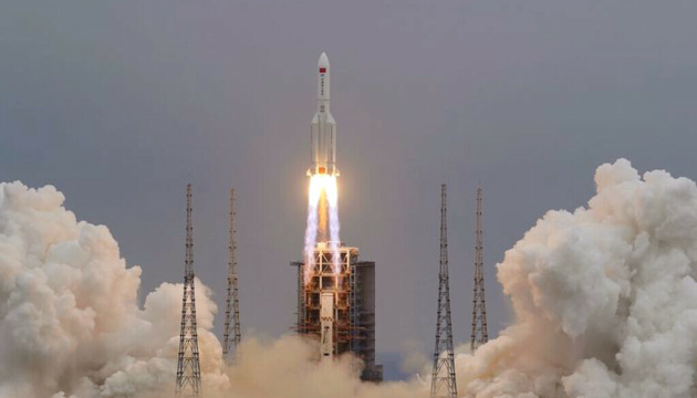 Китай у неділю відправить трьох астронавтів для добудови космічної станції