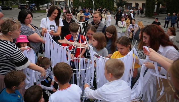У Львові провели акцію «Ангели світла» в пам'ять про дітей, що загинули під час війни
