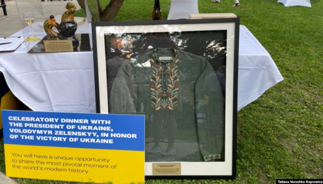 Zelensky's vyshyvanka auctioned off for $100,000 at United24 presentation in U.S.