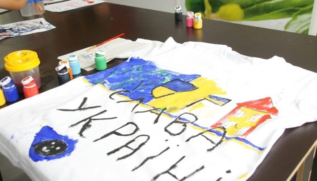 У Львові діти переселенців розфарбували футболки для продажу на благодійних аукціонах у США