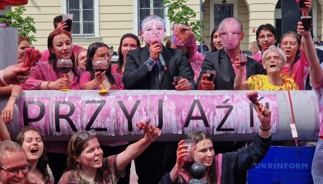 Krew i taniec na kościach - „prawdziwą twarz Orbana” pokazano pod Ambasadą Węgier w Warszawie

