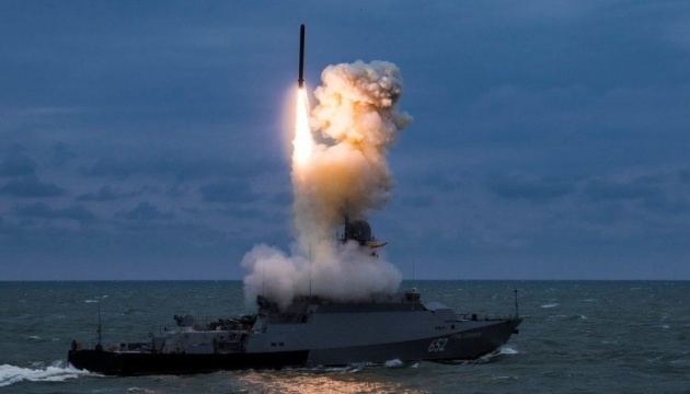 У Чорному морі - два ворожі ракетні катери та підводний човен, озброєні 20 ракетами «Калібр»