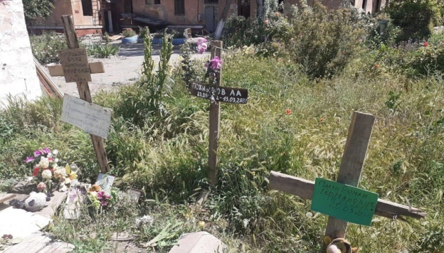 Marioupol : Les Russes jettent les corps de civils tués dans des fosses communes, mais des centaines d'autres corps restent sous les décombres