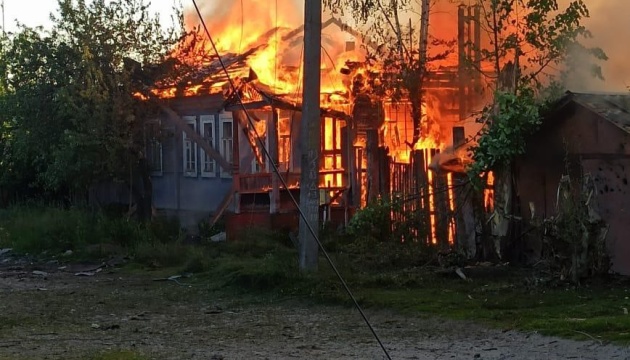 Russian troops shell Sumy Region with artillery systems, leaving houses on fire
