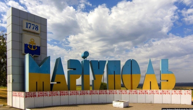 У Маріуполі загарбники зносять стелу з українською назвою міста