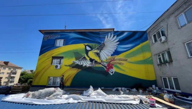 В Ужгороді замість зображення Леніна з'явився патріотичний мурал із синицею