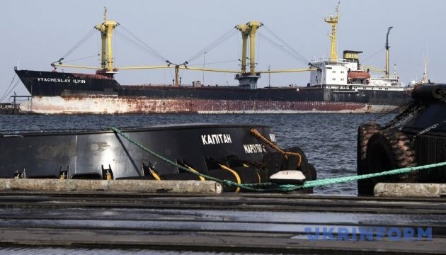 У порту Маріуполя загарбники вантажать на судно український металопрокат 