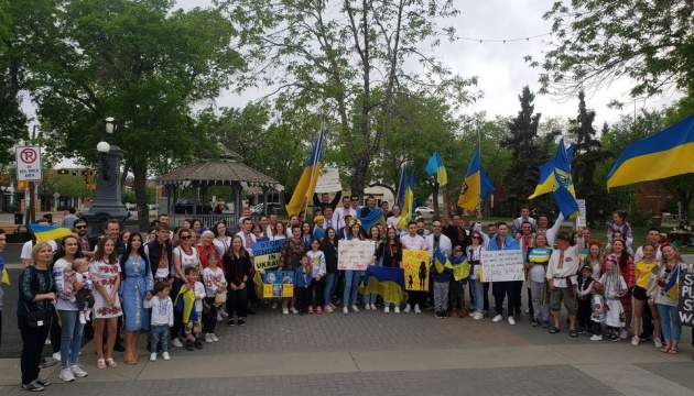 У Канаді українці провели «Марш вишиванок»