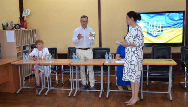 Перша приватна школа у Ташкенті отримала українські книжки