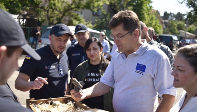 Commissaire européen Lenarčič en visite à Irpin : « Profondément choqué par les atrocités »